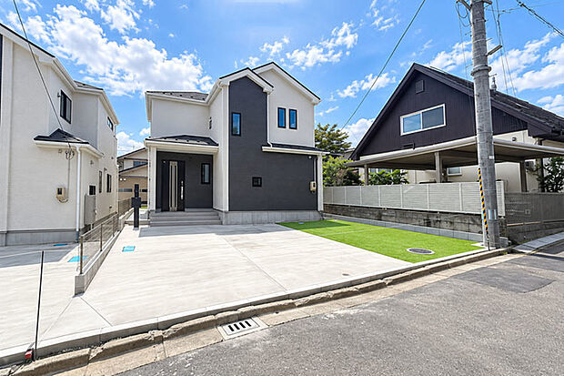 ご夫婦でのお車所有も可能な最大並列駐車3台♪安心の長期優良住宅！現地（2026年9月）撮影