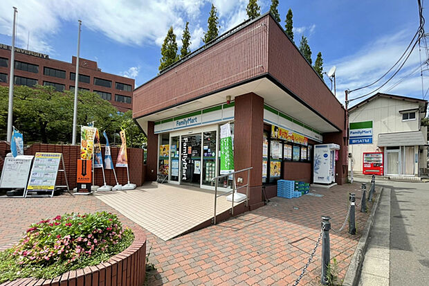ファミリーマート東北福祉大学店 徒歩4分