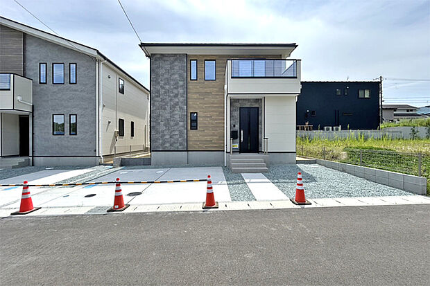 (現地写真)前面道路広く開放的!