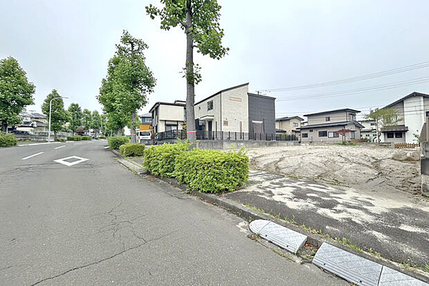 並列駐車最大3台OK最寄りのバス停徒歩2分と通勤通学にも便利！現地（2026年6月）撮影