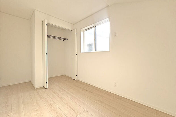 （洋室）お子様の一人部屋としても素敵♪荷物もスッキリしまえる収納完備！