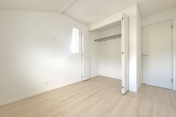 (洋室)お子様の一人部屋としても素敵♪荷物もスッキリしまえる収納完備!