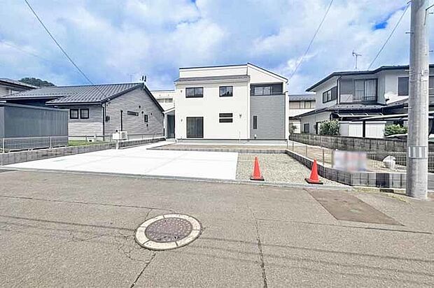 洗面所とランドリーが分かれておりどちらもゆとりある空間!現地(2026年8月)撮影