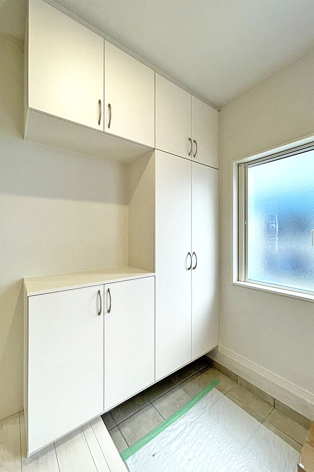 (靴箱)靴箱には飾り棚付でお花や小物も飾れますね♪