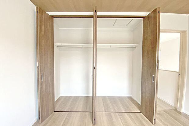 (居室収納)お洋服もたっぷりと入る横幅のある居室収納!すぐに利用可能なハンガーパイプが付き♪