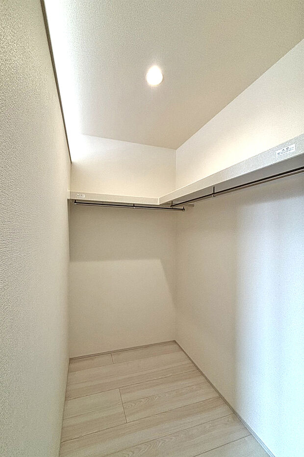 （WIC)奥行きのあるウォークインクローゼットにたくさんの荷物も楽々収納出来ます♪