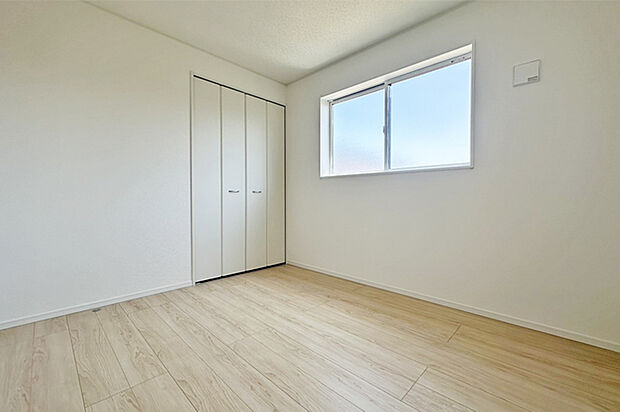 (洋室) 大きなベッドを置いてもまだまだゆとりのある空間!