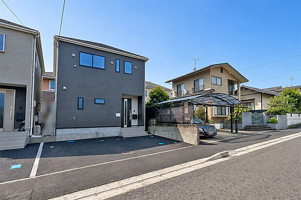 前面に整備された歩道あり♪駐車しやすい広々道路！現地（2026年8月）撮影
