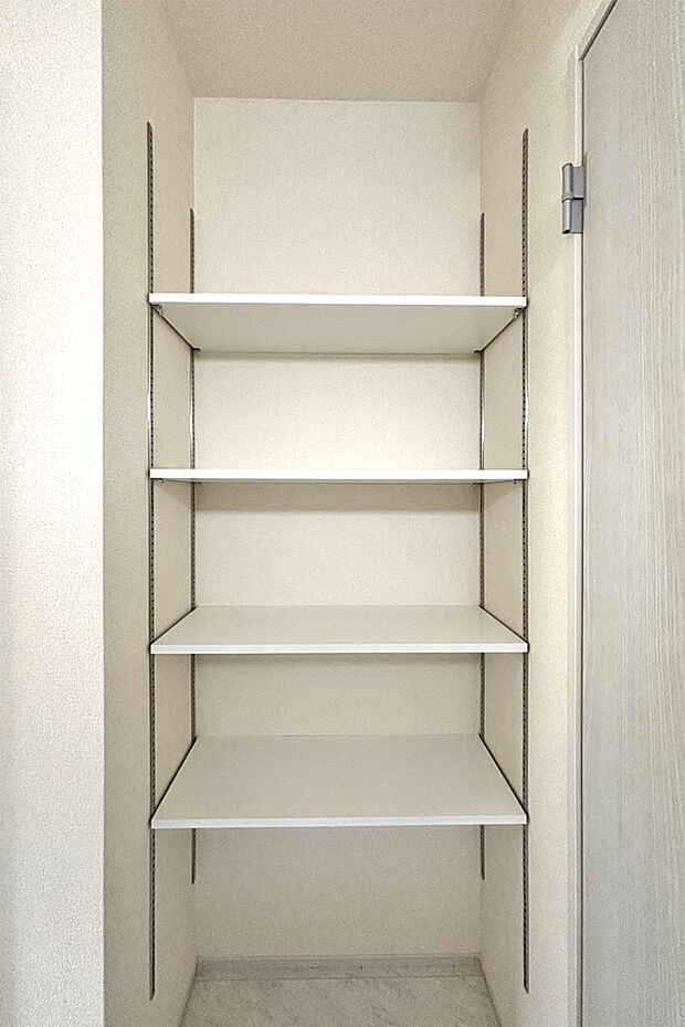 (洗面脱衣所収納)タオルや着替え、洗濯用品などの収納にも便利!