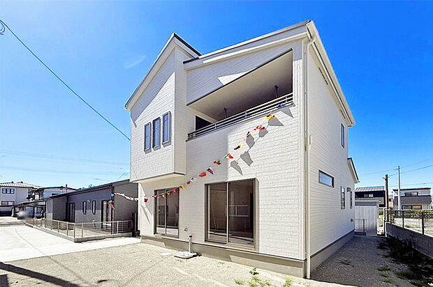 2部屋に面した広々バルコニー!大きな窓から差し込む光でお部屋も暖か♪現地(2026年5月)撮影