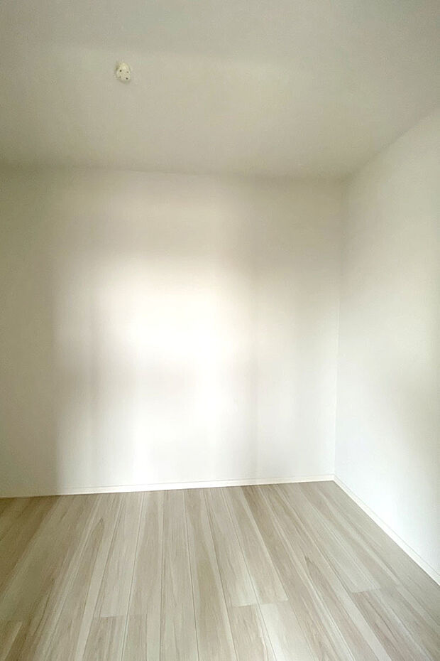 (ウォークインクローゼット)2階全居室に完備♪大きな荷物もたっぷりと収納可能!