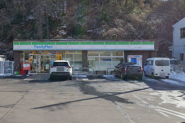 ファミリーマート川平一丁目店　徒歩8分