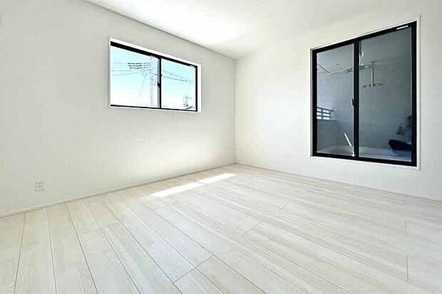(洋室)南面のバルコニーとつながる洋室!お布団もすぐ干せます♪
