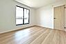 リビング/ダイニング：（洋室） 衣類や小物、カバンに至るまで一挙に収納できるウォークインクローゼット付き♪
