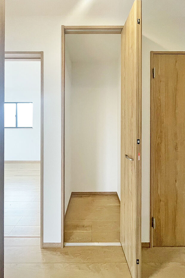 （廊下収納）お部屋に荷物を溜め込まない便利な収納スペース！