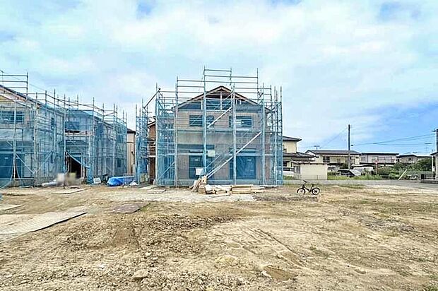 駐車並列2台OK!駅も徒歩圏内です♪現地(2026年8月)撮影