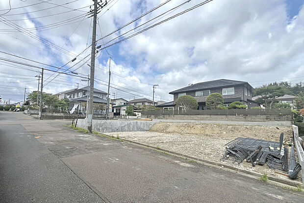 前面道路が広くて駐車もラクラク!お買い物施設が充実した住みよいエリア♪現地(2026年8月)撮影