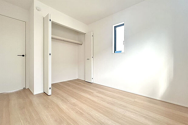 (洋室)北側なのにとっても明るい♪採光もしっかりととられた過ごしやすい空間!