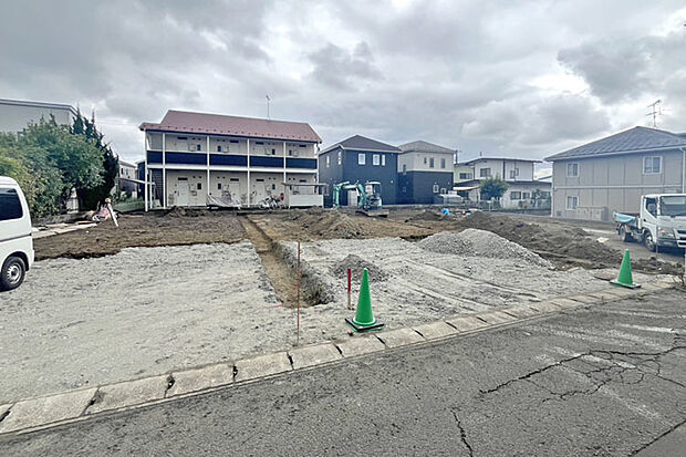 並列駐車ゆったり3台OK!南面に広々としたお庭も完備♪現地(2026年8月)撮影