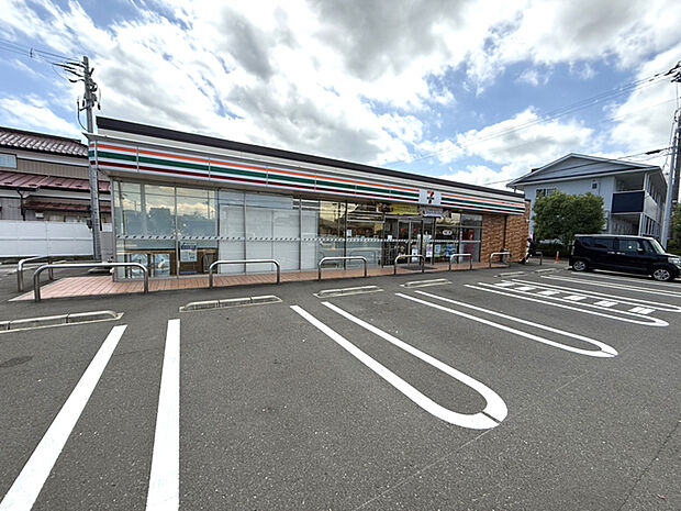 セブンイレブン大和吉岡南2丁目店　徒歩3分
