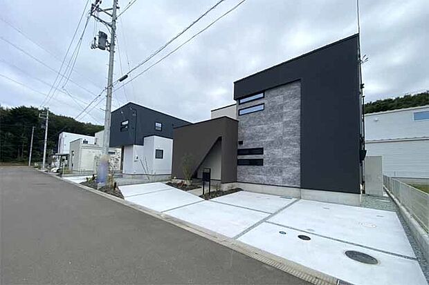 （現地写真）前面道路広く駐車ラクラク！