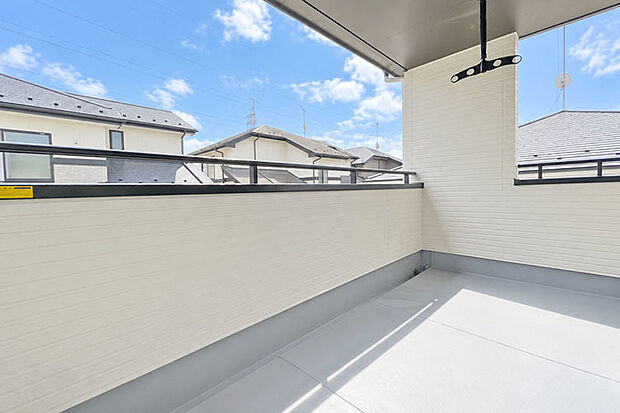 (バルコニー)大型の屋根付きバルコニー♪急な悪天候時も慌てない!