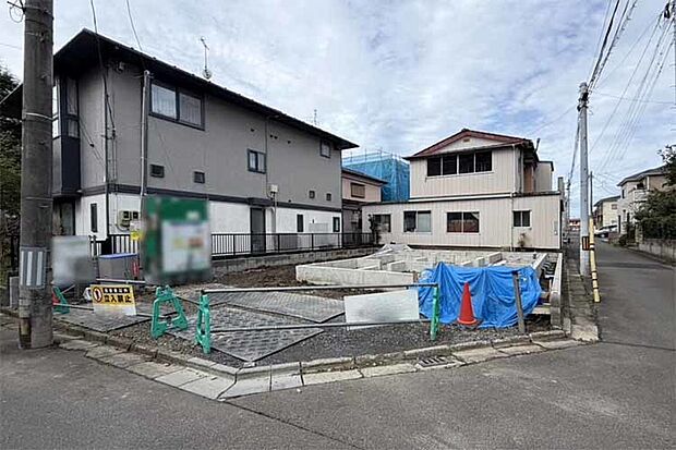（現地外観）小学校まで徒歩1分！徒歩圏内に住環境充実！