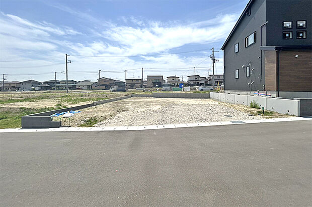 (現地写真)前面道路広く駐車ラクラク!