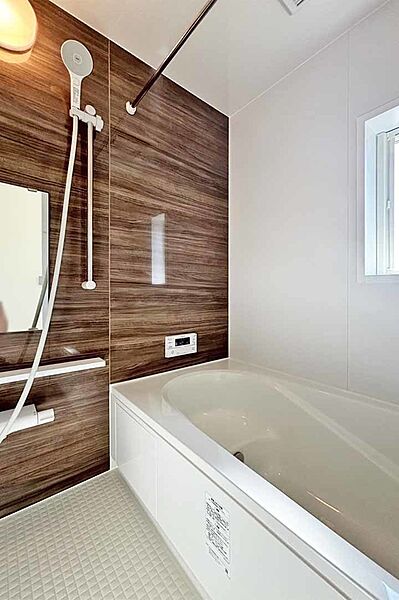 （浴室） 足を伸ばしてゆっくり浸かれる！広々お風呂で快適バスタイム！