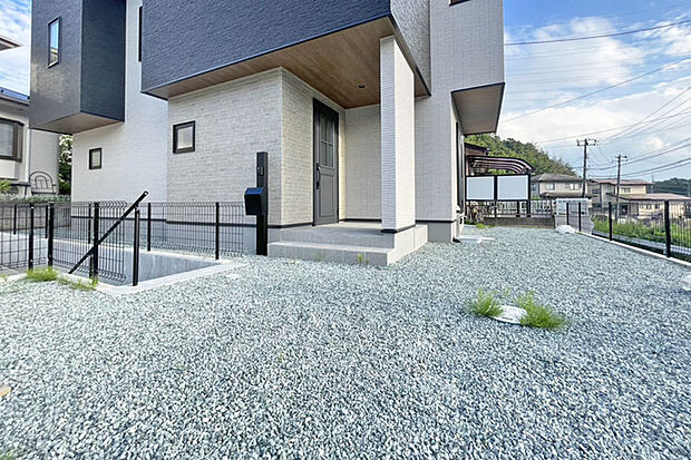 (お庭)とっても広いので家庭菜園からお子さまのプールなど日常を楽しく満喫できそうですね!