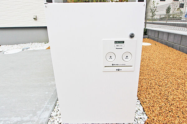 印鑑を内蔵でき、押印と施錠が同時にできる宅配BOX。気兼ねなく外出できます