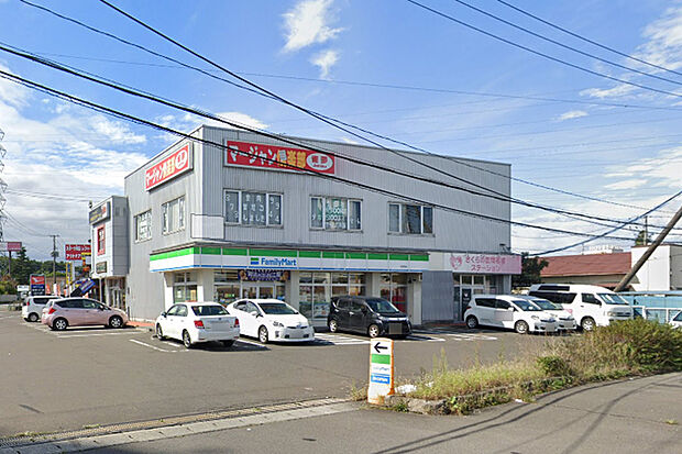ファミリーマート泉関場店　徒歩5分