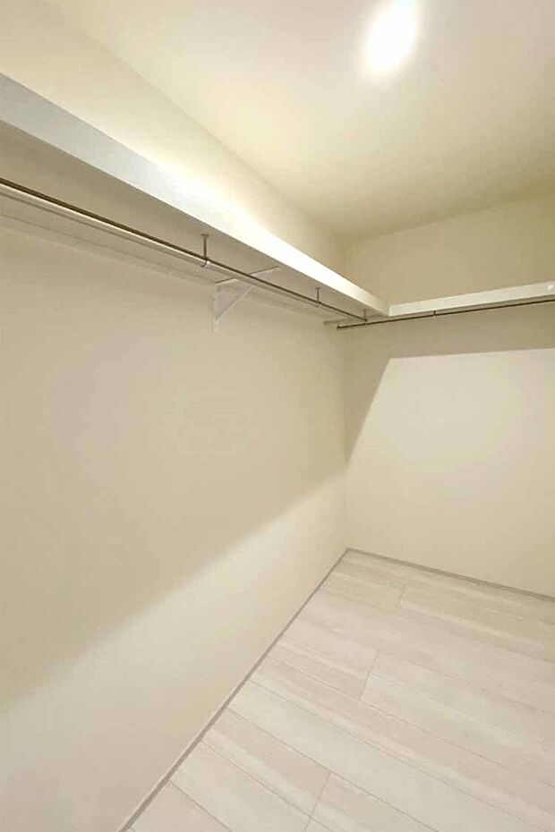 (WIC)奥行きのあるウォークインクローゼットにたくさんの荷物も楽々収納出来ます♪