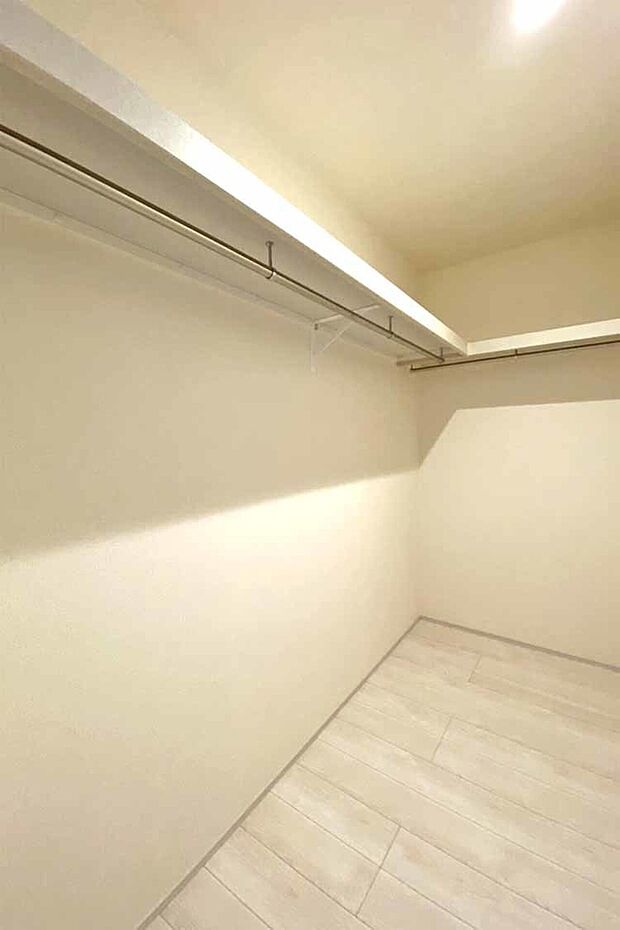 （WIC)奥行きのあるウォークインクローゼットにたくさんの荷物も楽々収納出来ます♪
