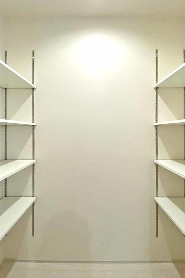 （パントリー）食料品の備蓄やキッチン消耗品のストック収納などに便利♪