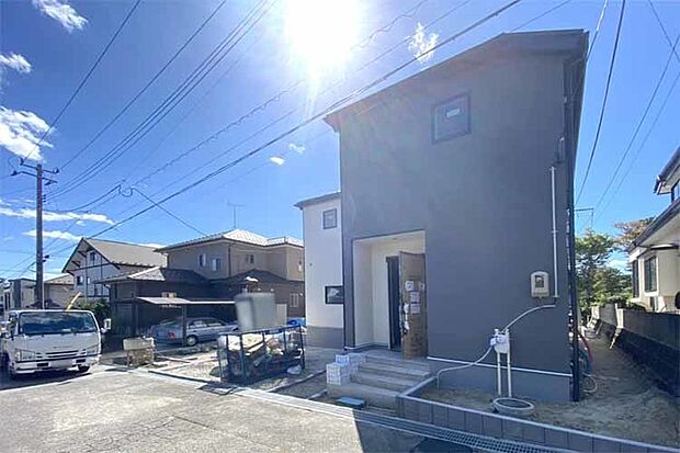 (現地写真)前面6m以上で駐車ラクラク!