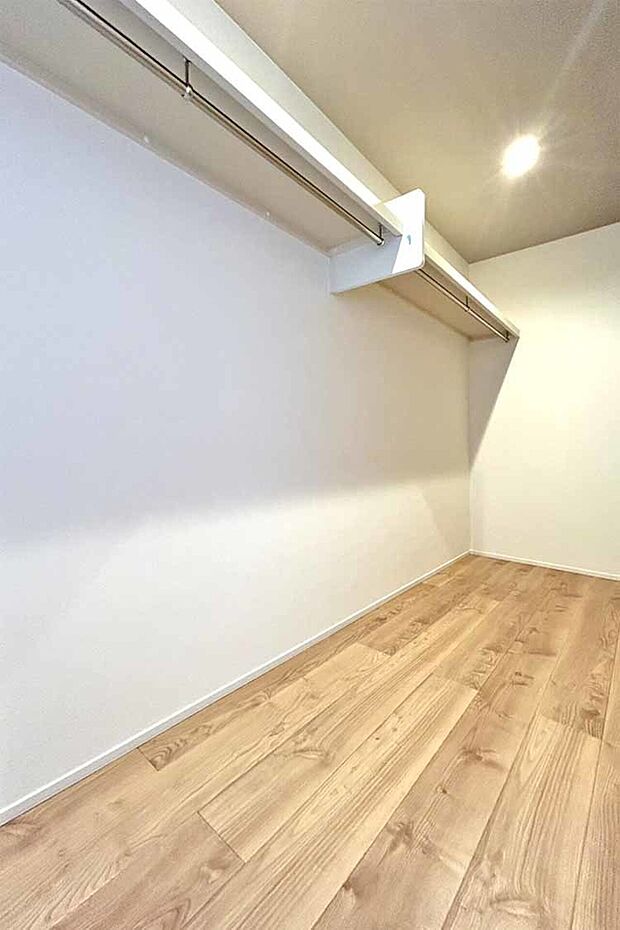 (WIC)奥行きのあるウォークインクローゼットにたくさんの荷物も楽々収納出来ます♪