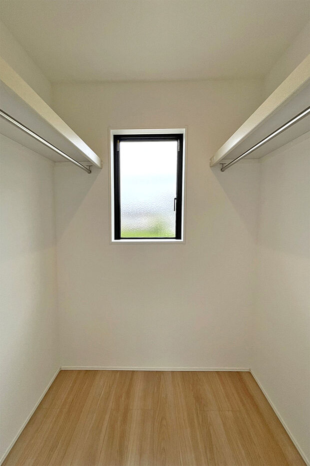 (WIC)奥行きのあるウォークインクローゼットにたくさんの荷物も楽々収納出来ます♪