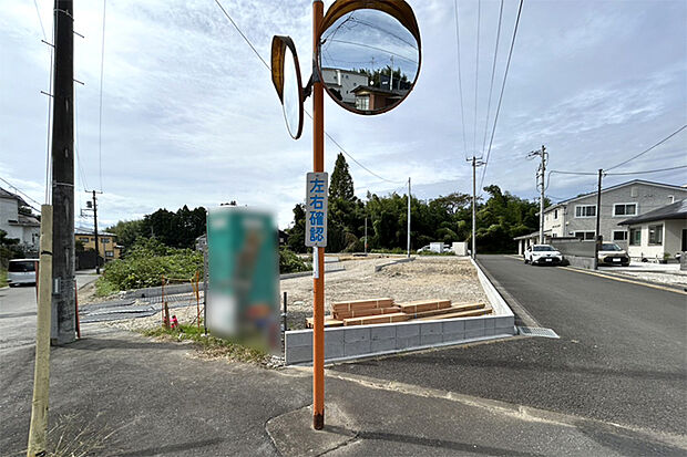 (現地写真)前面道路広く駐車ラクラク!