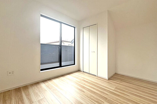 (洋室)2面採光の明るい居室♪お子さまなどのお部屋にしても素敵ですね!