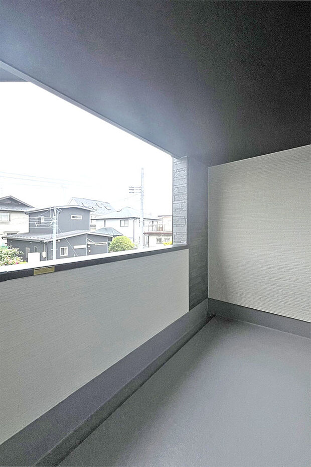 (バルコニー)屋根付きなので悪天候時も安心!お洗濯物もしっかりと干せる広いバルコニーです