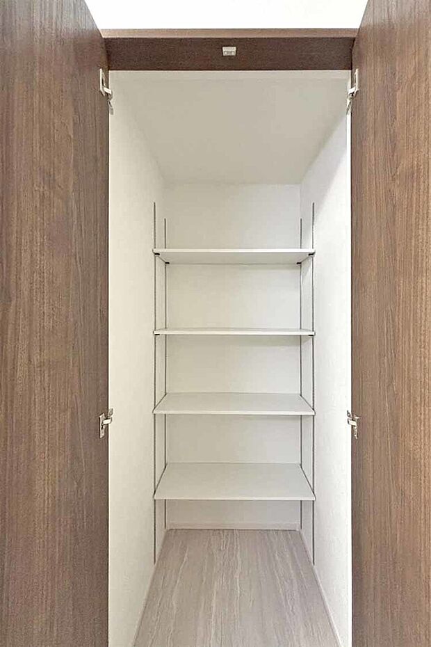 (パントリー)食料品の備蓄やキッチン消耗品のストック収納などに便利♪