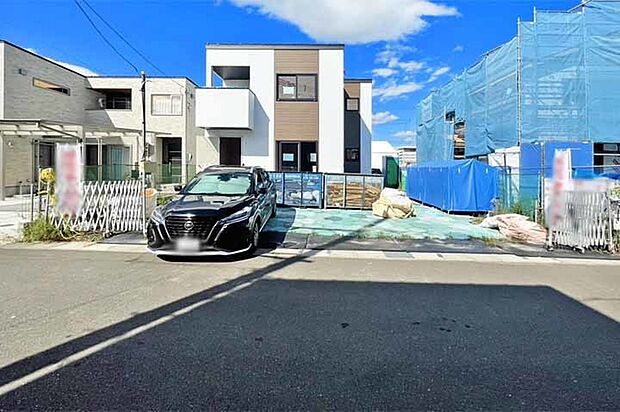 大きな窓から光が差し込む南向きの明るいバルコニー！現地（2026年9月）撮影