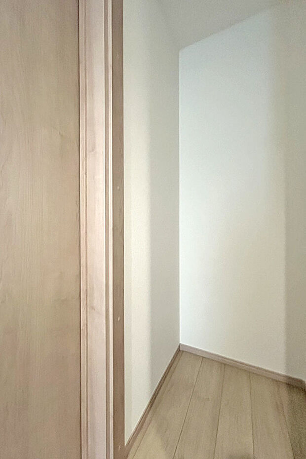(廊下収納)掃除用具などの収納にも便利!高さのある収納です♪