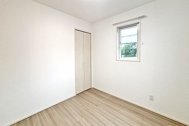 (洋室)2面採光で日当たり良好♪お子さま部屋にもピッタリ!