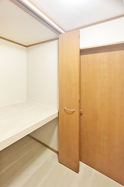 （廊下収納）お掃除道具や家族の共有物の収納場所に！