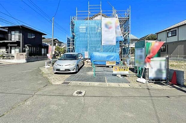 開放的な角地物件!前面道6.2mと駐車もスムーズな広さ!現地(2026年9月)撮影