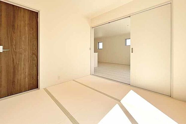 (和室)リビング続きの和室!客間や子育てスペースなどマルチに活躍♪