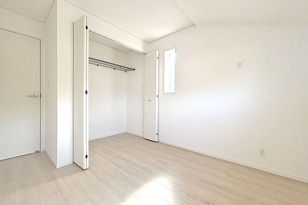 (洋室)お手入れのしやすい全室フローリング!家具移動の際も床が傷つきにくく安心ですね♪