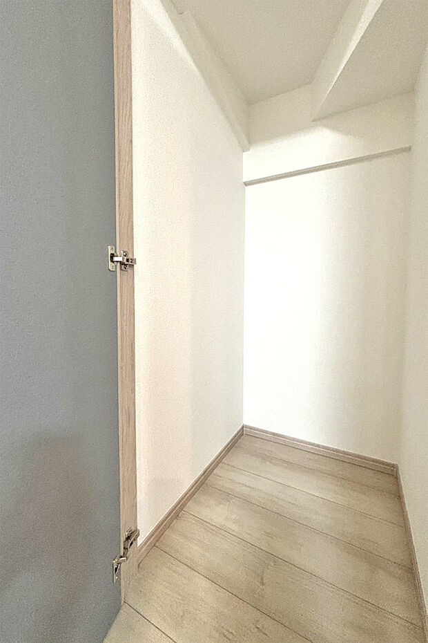 (キッチン横収納)防災グッズやキッチン家電なども収納できちゃう嬉しい収納!